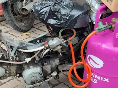 Chủ cửa hàng gas độ chế 2 xe máy chạy bằng gas để giao hàng