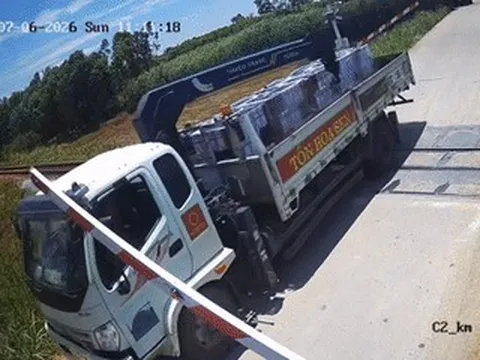Danh tính tài xế ô tô vượt ẩu làm gãy gác chắn tàu hỏa rồi bỏ chạy