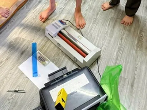 Khám nhà hai thanh niên ở Hà Nội, phát hiện nhiều dụng cụ nghi làm tiền giả