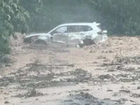 Ô tô mắc kẹt trong bùn đất sau sạt lở ở Lai Châu, người trên xe thoát nạn