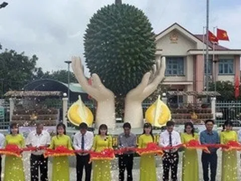 Khánh thành biểu tượng đôi bàn tay nâng đỡ trái sầu riêng ở Đồng Tháp