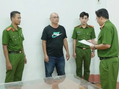Vụ khiêng quan tài có người sống bên trong diễu hành: Danh tính chủ bữa tiệc gây xôn xao