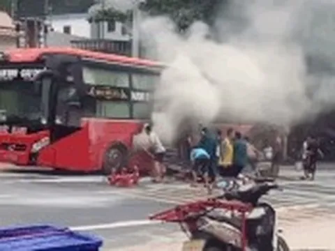 Xe khách bất ngờ gặp nạn, người dân hô hào nhau hành động khẩn