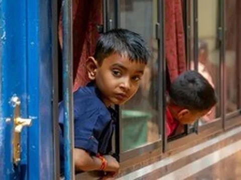 Một cậu bé 5 tuổi lên nhầm chuyến tàu rồi ngủ quên, 25 năm sau chuyện không ngờ xảy ra