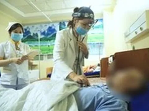 Nhìn một vật ra hai, bệnh nhân đi khám mắt phát hiện u nang ở hàm