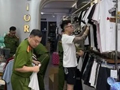 Khởi tố vụ án bán hàng giả Louis Vuitton, Gucci, Adidas...