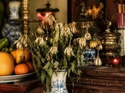 Vì sao hoa cắm trên bàn thờ nhanh tàn hơn ở nơi khác?