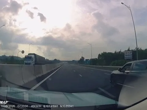 Clip ô tô bất ngờ bị ném chai nước trúng kính lái khi đang chạy trên cao tốc