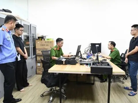 Hình ảnh cảnh sát khám xét trong vụ án bản quyền phần mềm đầu tiên trên cả nước