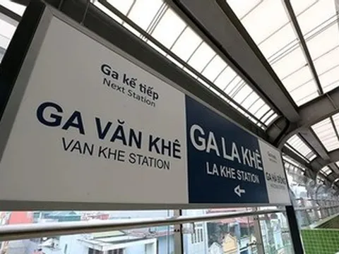Rơi mảng vữa từ nhà ga metro Cát Linh - Hà Đông, xe buýt vỡ kính