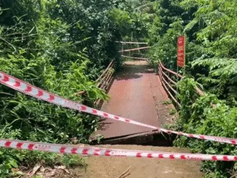 Sập mố cầu sắt ở TPHCM, người dân phải đi vòng hơn 1km