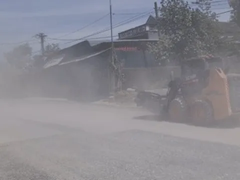 Thi công đường 90 tỷ đồng ở Thanh Hóa, dân đóng cửa cả ngày vẫn không thoát bụi