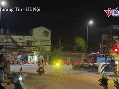 Hình ảnh nhiều tài xế ở Hà Nội liều mình vượt rào chắn, 'chạy đua' với tàu hỏa
