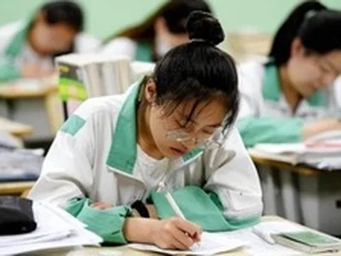 Nữ sinh học giỏi nhất tỉnh nhưng ngủ gần hết giờ thi ĐH, vừa nộp bài vừa khóc lớn: Đến lúc công bố điểm cả trường đều thấy khó tin