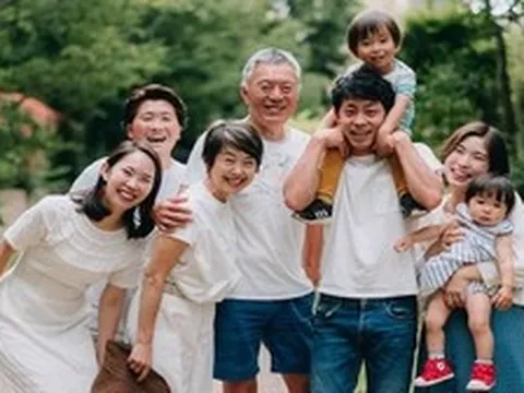 Bố chồng đột nhiên yêu cầu chụp ảnh cả gia đình, một tuần sau ông đưa ra đề nghị khiến tôi vừa lo vừa rối