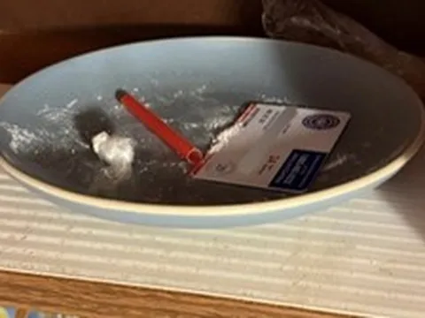 Cặp đôi bị bắt vì bỏ mặc 3 con nhỏ trong khách sạn, bé 6 tháng tuổi dương tính với cocaine