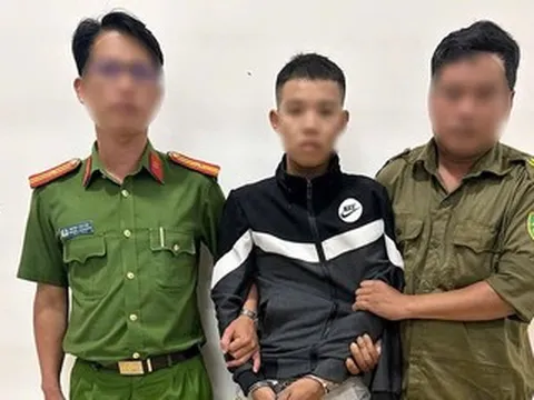 Bắt giữ thanh niên dùng xăng, kiếm tấn công cha ruột và công an