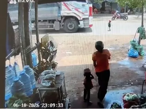 Bé trai 3 tuổi băng qua đường, bị xe tải tông tử vong