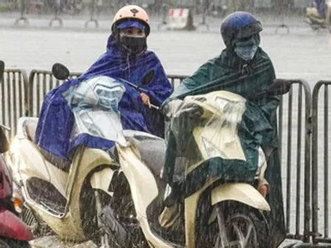 Miền Bắc nắng nóng gay gắt trước khi lại mưa giông sầm sập