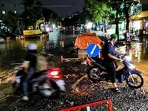 Đường Đặng Thùy Trâm ngập tứ phía, hố hào công trình thành 'bẫy' sau mưa