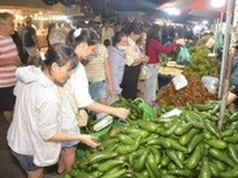Nhộn nhịp khách tham quan, mua sắm đêm khai mạc Tuần lễ trái cây ở TP.HCM