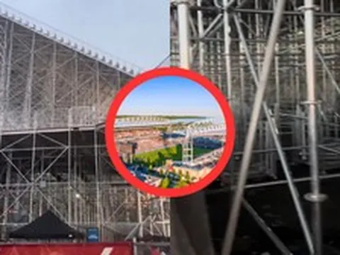 Không thể tin nổi đây là SVĐ tổ chức World Cup 2026: Đầy rẫy khung giàn giáo dột nát, CĐV liều lắm mới dám ngồi
