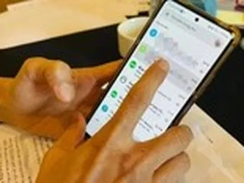 Ba mẹ làm ở công ty hay làm trong cái điện thoại?