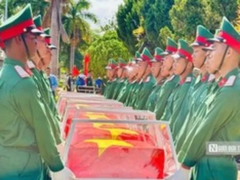 Nghẹn ngào tiễn đưa 18 liệt sĩ hy sinh tại Campuchia về đất mẹ