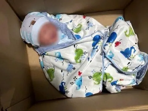 Bé sơ sinh bị bỏ rơi lúc hơn 0h kèm lời nhắn 'hoàn cảnh éo le'