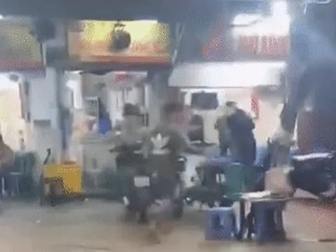 Công an xác minh clip nam thanh niên cầm điếu cày đánh người tới tấp ở Hà Nội