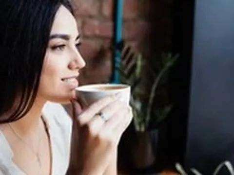 Uống cà phê lúc bụng đói buổi sáng sớm tác động thế nào đến cơ thể?