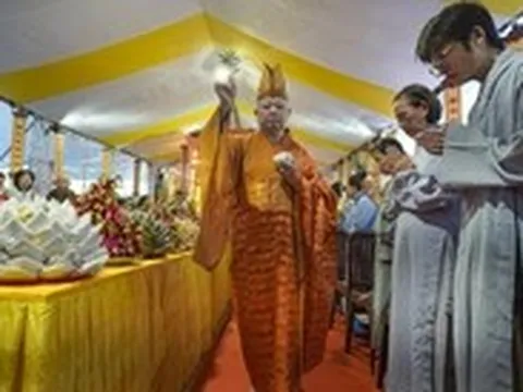 Lễ cầu siêu các anh hùng liệt sĩ tại công viên Lê Thị Riêng diễn ra xuyên đêm