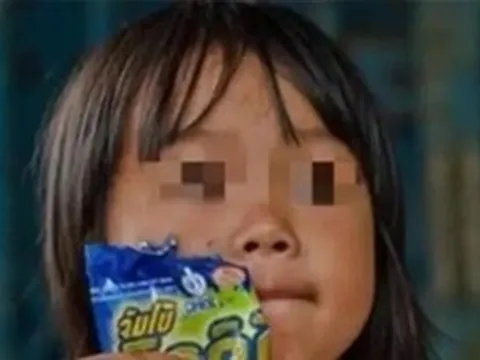 Bé gái 3 tuổi nuốt nhầm gói hút ẩm, bà nội với “2 quyết định dứt khoát” đã cứu cháu, bác sĩ khen xử lý rất chuyên nghiệp