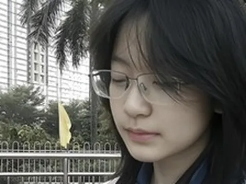 Chỉ còn 25 phút là hết thời gian làm bài thi đại học, một nữ sinh bất ngờ giơ tay: "Thưa thầy, em xin đổi phiếu trả lời"