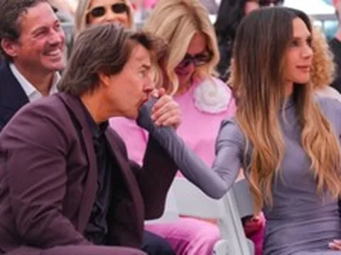Khoảnh khắc Tom Cruise hôn tay vợ Beckham gây tranh cãi
