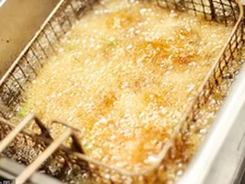 Quán gà rán Nhật Bản nổi tiếng tiết lộ về dầu chiên “truyền qua 3 đời”: Khẳng định là bí quyết giữ hương vị