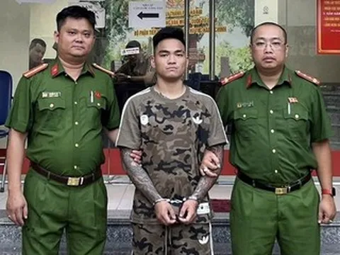Bắt giữ thanh niên ‘xăm trổ’ vác điếu cày đánh người trên phố ở Hà Nội