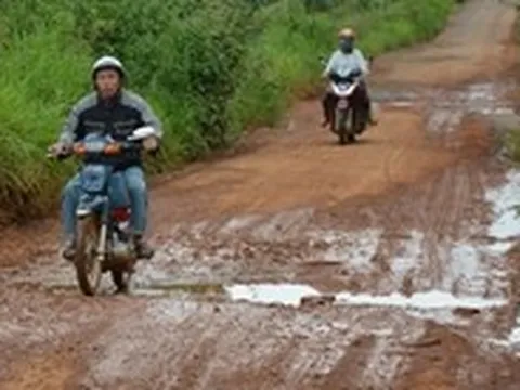 Đường xuống cấp nguy hiểm, dân mong chờ sửa