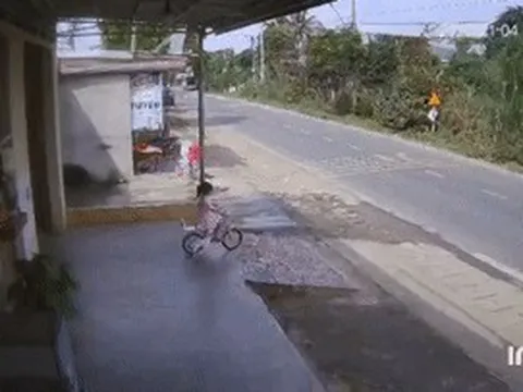 Thót tim cảnh bé gái đạp xe lao ra đường, cả dòng xe phanh gấp tránh tai nạn