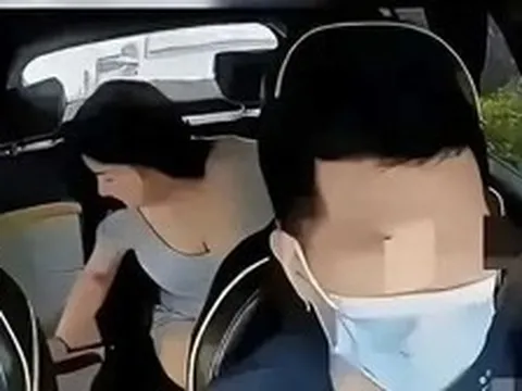 Sốc, hành khách nữ xinh đẹp thản nhiên đại tiện trên xe công nghệ