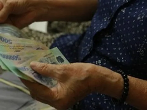 Lương hưu 14 triệu đồng cũng không chống lại được cảnh "tuổi già bận cháu": Tháng nào cũng hết, chẳng giữ được đồng dưỡng già