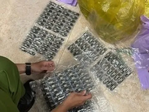 Ập vào căn nhà ở TPHCM, công an bắt giữ 5 người