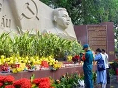 Dòng người về công viên Lê Thị Riêng cầu nguyện, mong sớm tìm thấy hài cốt liệt sĩ