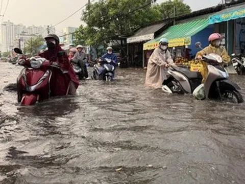 Mưa lớn giờ tan tầm ở TPHCM, nhiều người bất lực dắt xe máy giữa 'biển nước'