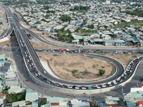 Quốc lộ 51 quá tải, cao tốc Biên Hòa - Vũng Tàu ùn tắc hơn 4km