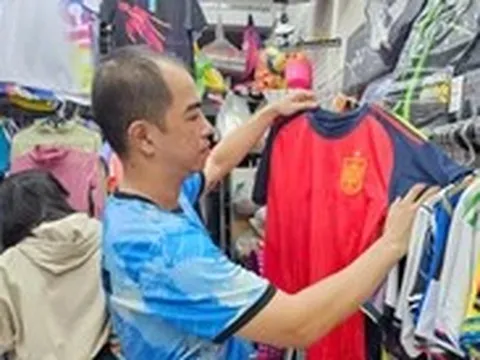 Ăn theo World Cup: Đồ thể thao thấp thỏm, quán cà phê chi tiền triệu dựng màn chiếu kéo khách