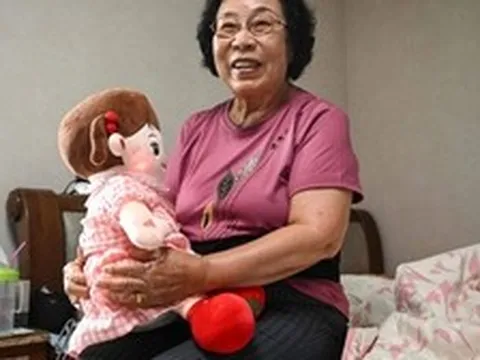 Câu chuyện bóc trần nỗi cô đơn của người già hiện nay: Con cái ở xa, vò võ một mình suốt ngày dài đằng đẵng, họ bầu bạn cùng ai?