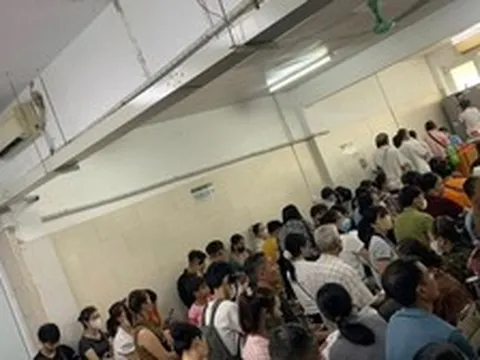 Từ bức ảnh dòng người xếp hàng "như nêm" chờ khám trong bệnh viện, tôi mới hiểu thế nào là sự giàu có