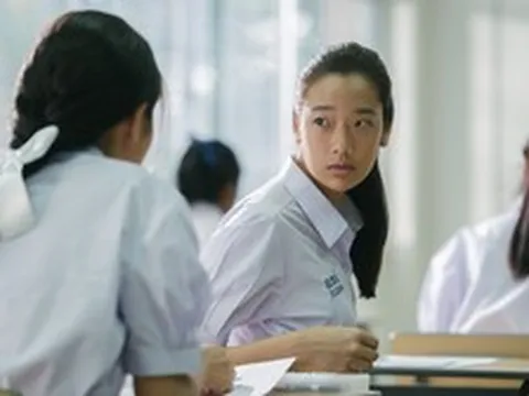 Trung Quốc: Thấy thí sinh cứ nhìn chằm chằm vào cục tẩy trên bàn, giám thị liền kiểm tra, bất ngờ phát hiện đường dây gian lận tinh vi!