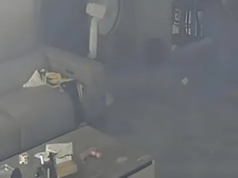 Cảnh tượng nữ sinh ngồi giữa căn nhà mù mịt khói bị lộ qua camera giám sát, cha mẹ nhìn mà lạnh lòng